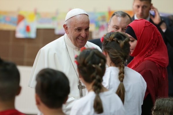 a Papa’dan Bulgaristan'daki mülteci kampa ziyaret