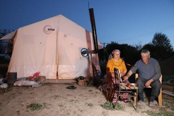 Depremzedeler çadır ve konteynerlerde iftar yaptı