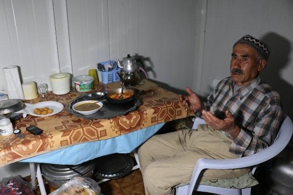 Depremzedeler çadır ve konteynerlerde iftar yaptı