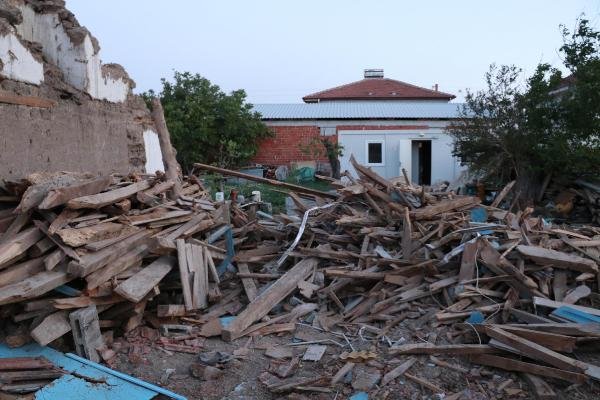 Depremzedeler çadır ve konteynerlerde iftar yaptı