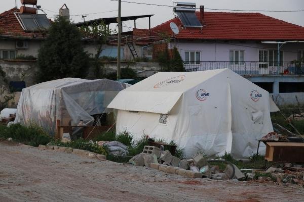 Depremzedeler çadır ve konteynerlerde iftar yaptı