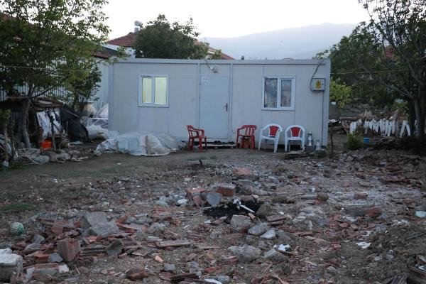 Depremzedeler çadır ve konteynerlerde iftar yaptı