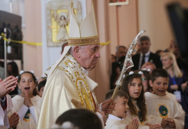 a Papa’dan Bulgaristan'daki mülteci kampa ziyaret