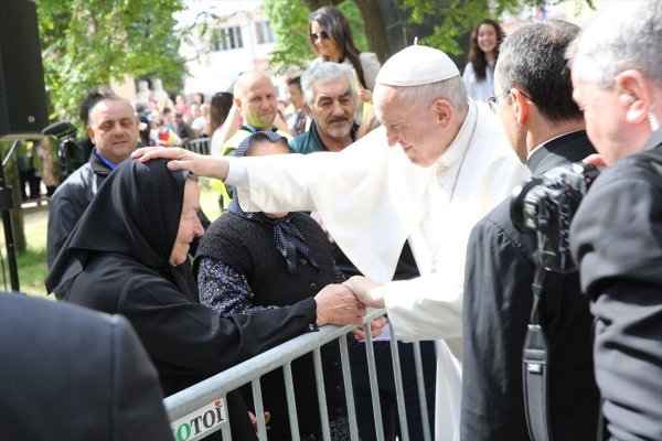 a Papa’dan Bulgaristan'daki mülteci kampa ziyaret