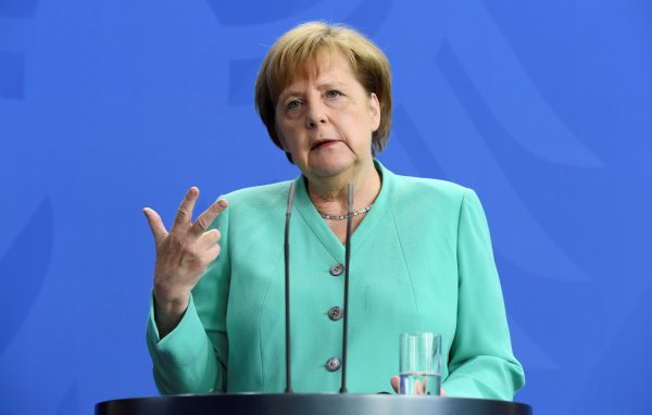 Pompeo Almanya ziyaretini erteledi