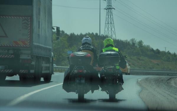 Motosiklet üzerinde tehlikeli yardımlaşma