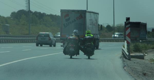 Motosiklet üzerinde tehlikeli yardımlaşma