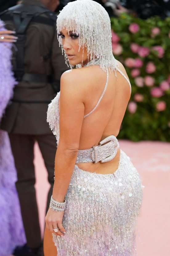 Jennifer Lopez elbisesini ağlayarak giydi