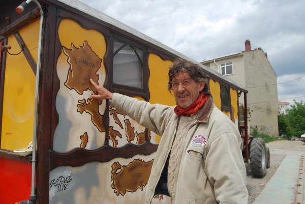 Fransız turist traktörüyle dünya turuna çıktı