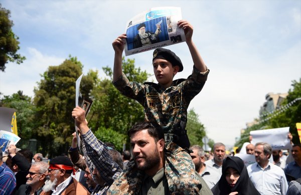 İran'da hükümetin nükleer kararına destek gösterileri