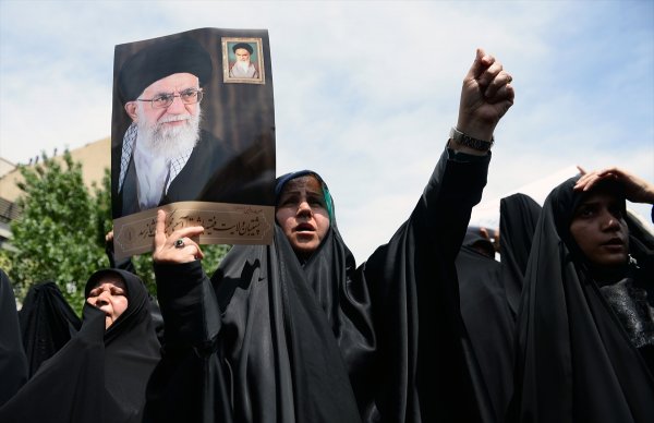 İran'da hükümetin nükleer kararına destek gösterileri