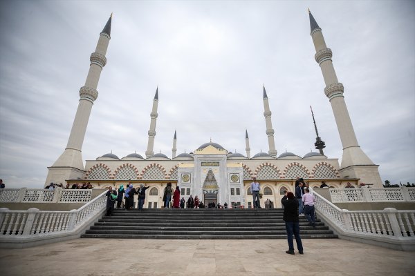 a İstanbullular Çamlıca Camisi'ne akın etti
