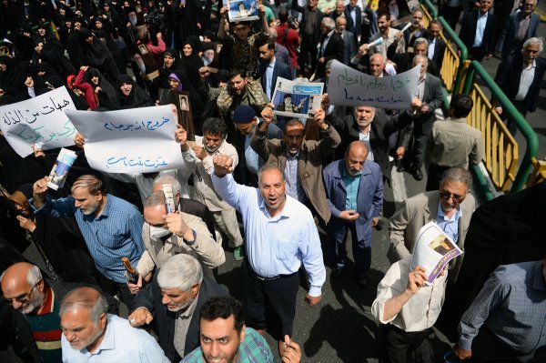 İran'da hükümetin nükleer kararına destek gösterileri