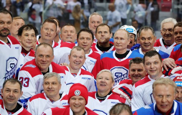 r Putin hokey maçında yere düştü