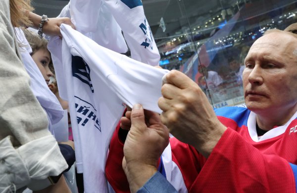 r Putin hokey maçında yere düştü