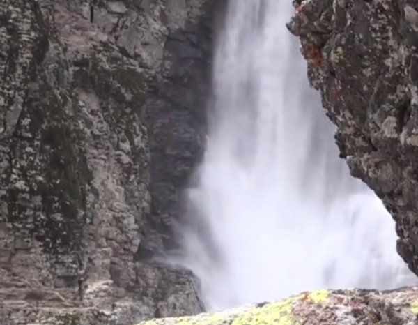 a Çır Şelalesi kar sularının erimesiyle coştu