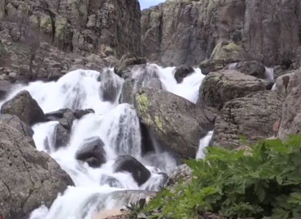 a Çır Şelalesi kar sularının erimesiyle coştu