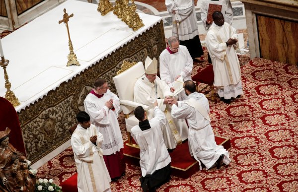 r Rahipler Papa’nın önünde yerlere yattı