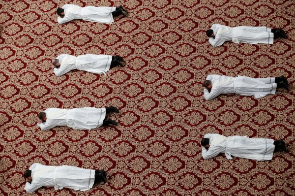 r Rahipler Papa’nın önünde yerlere yattı