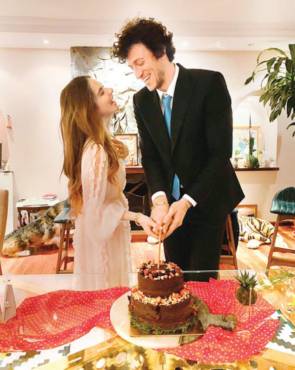 Müge Boz ile Caner Erdeniz nişanlandı