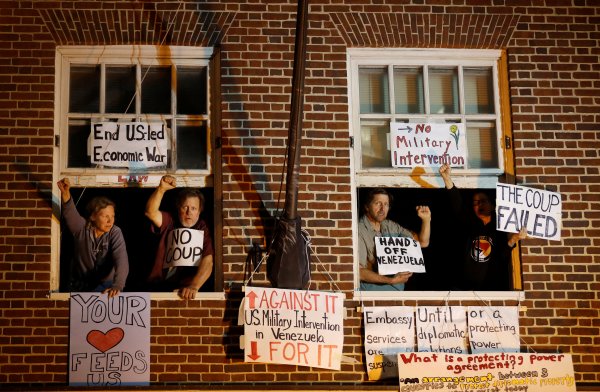 r ABD'den Venezuela büyükelçiliğini boşaltma kararı