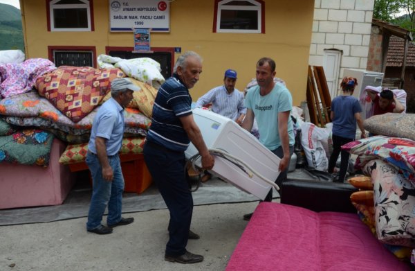 i Evleri tahliye edilen ilçe sakinleri üzgün