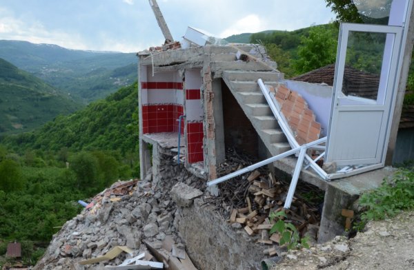 i Evleri tahliye edilen ilçe sakinleri üzgün