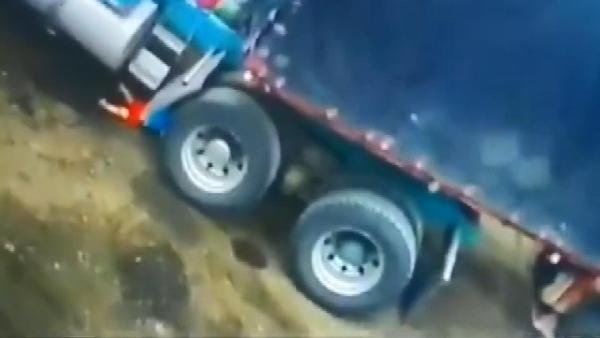 Tırın altında kalan çocuğun mucize kurtuluşu