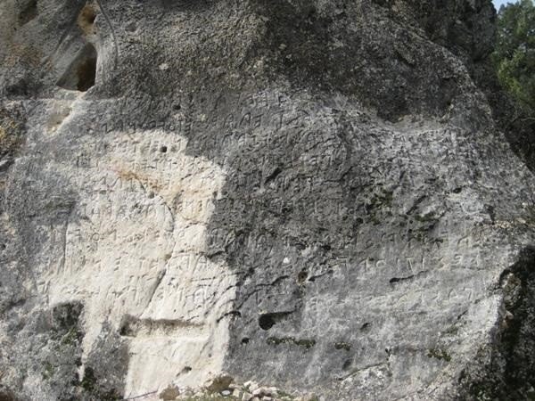 i Bolu'daki kitabeyi parça parça çaldılar