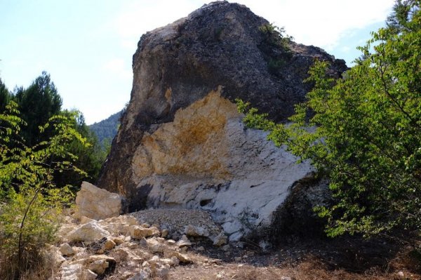 i Bolu'daki kitabeyi parça parça çaldılar