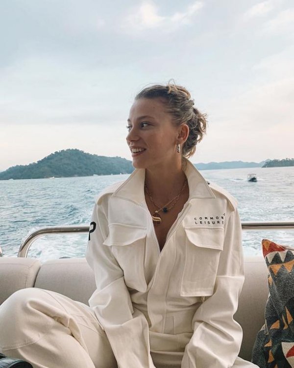 Serenay Sarıkaya tatilde