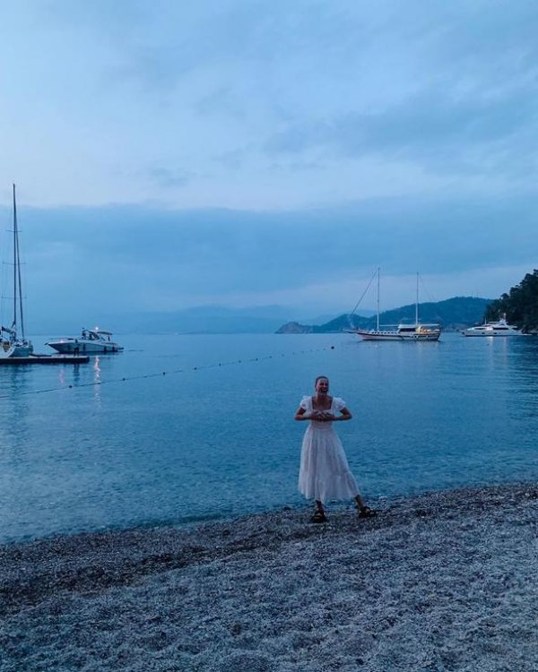 Serenay Sarıkaya tatilde