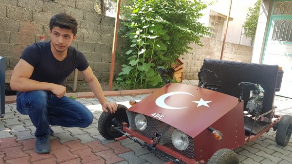 Lise öğrencisi kendi yaptığı arabaya adını verdi
