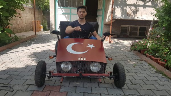 Lise öğrencisi kendi yaptığı arabaya adını verdi