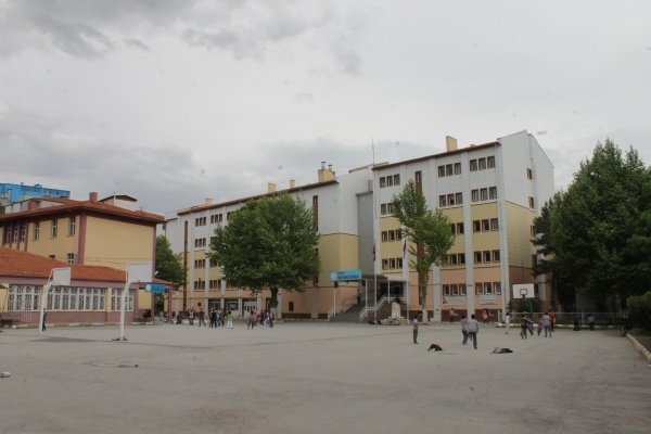 Çocuğunu döven öğretmeni dersten çıkartıp darbetti