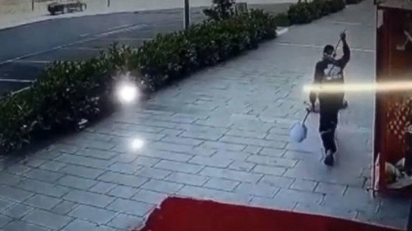 Uyuyan köpeğe süpürgesiyle acımasızca vurdu