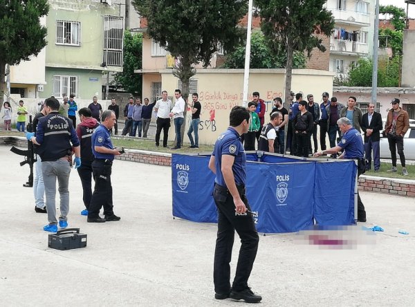 Evlenme teklifini kabul etmeyen kadını öldürdü