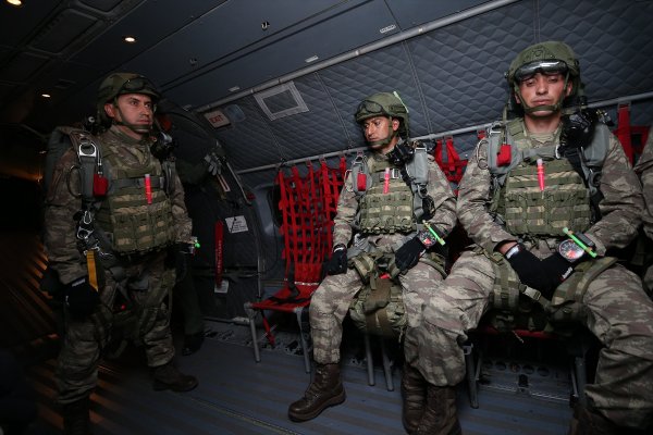 Yarasa Komandolar gece atlayışı gerçekleştirdi