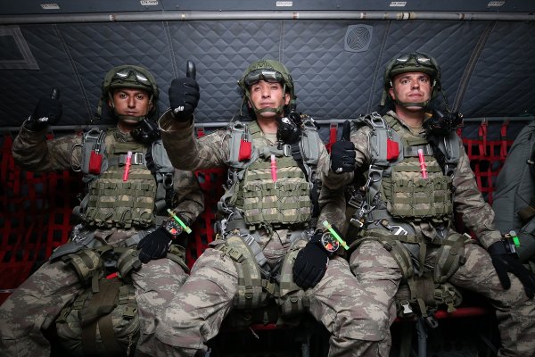 Yarasa Komandolar gece atlayışı gerçekleştirdi