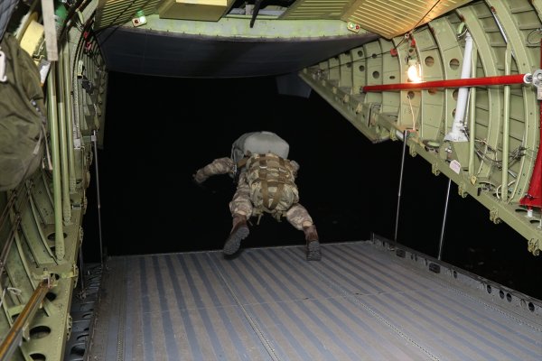 Yarasa Komandolar gece atlayışı gerçekleştirdi