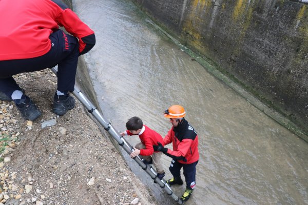 i Bolu'da 8 yaşındaki bir çocuk 3 metreden dereye düştü
