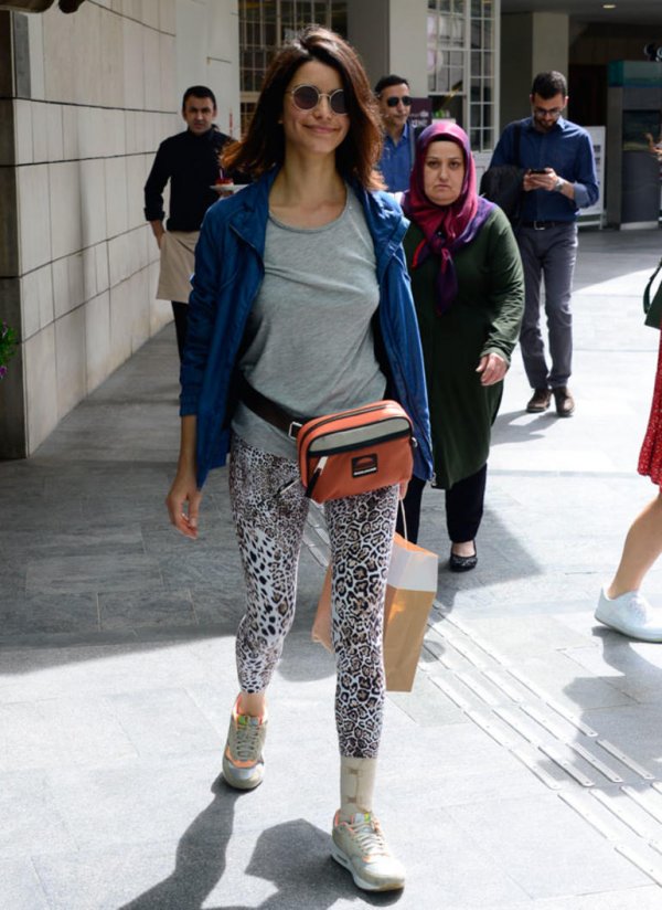 Beren Saat gülmeye başladı