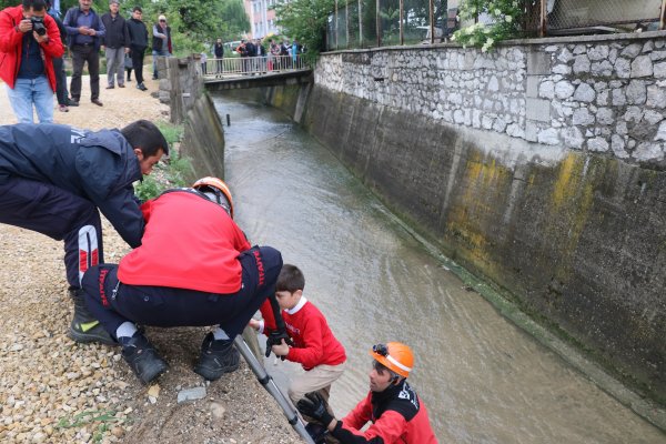 i Bolu'da 8 yaşındaki bir çocuk 3 metreden dereye düştü