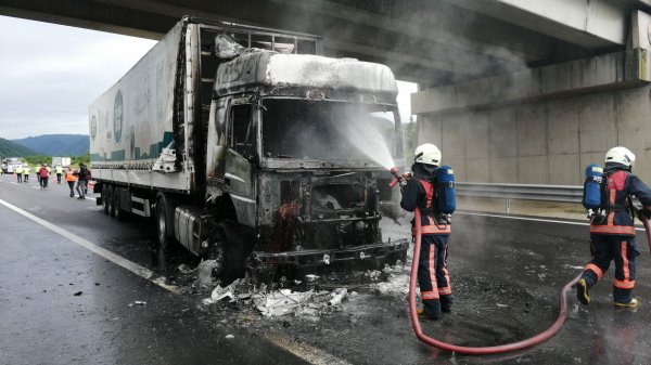 TEM otoyolunda tır alev aldı