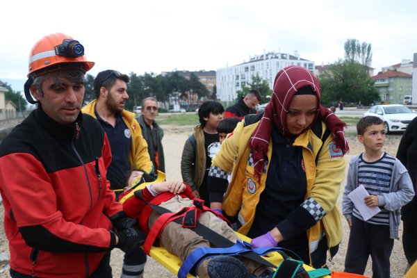 i Bolu'da 8 yaşındaki bir çocuk 3 metreden dereye düştü