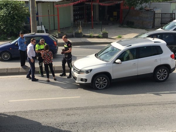 Sakarya'da otomobil otobüse çarpıp karşı şeride geçti