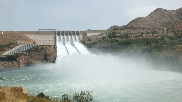 a Keban yükseldi, araçlar sular altında kaldı