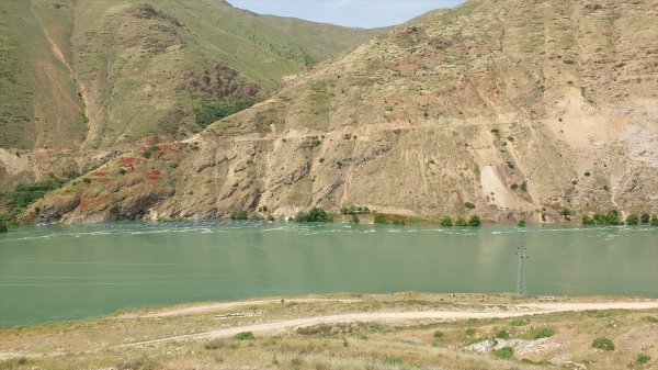 a Keban yükseldi, araçlar sular altında kaldı