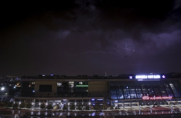 Ankara'da gökyüzünü şimşekler aydınlattı