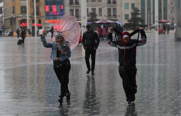 İstanbul'da sağanak etkili oldu